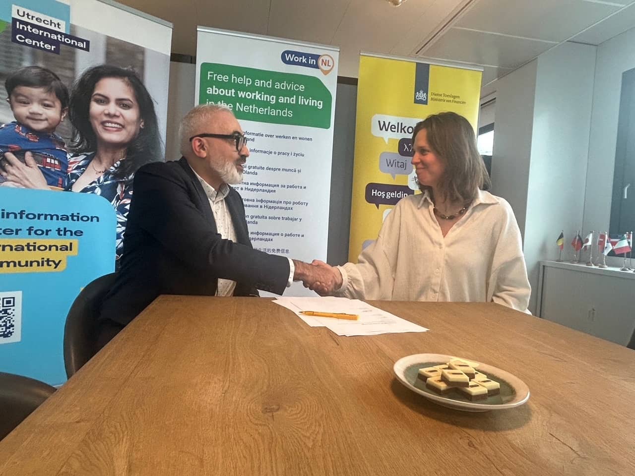 Handdruk na de ondertekening van de overeenkomst