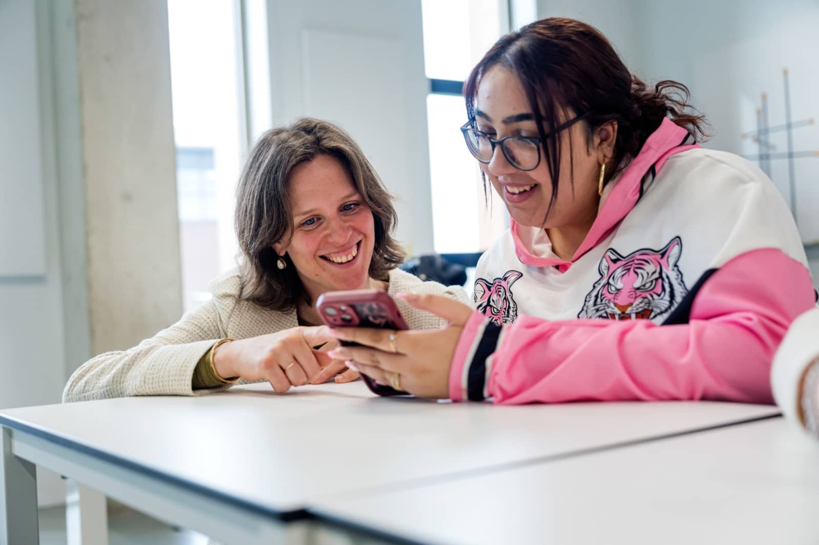 Melinda Schuurmans bezig met student