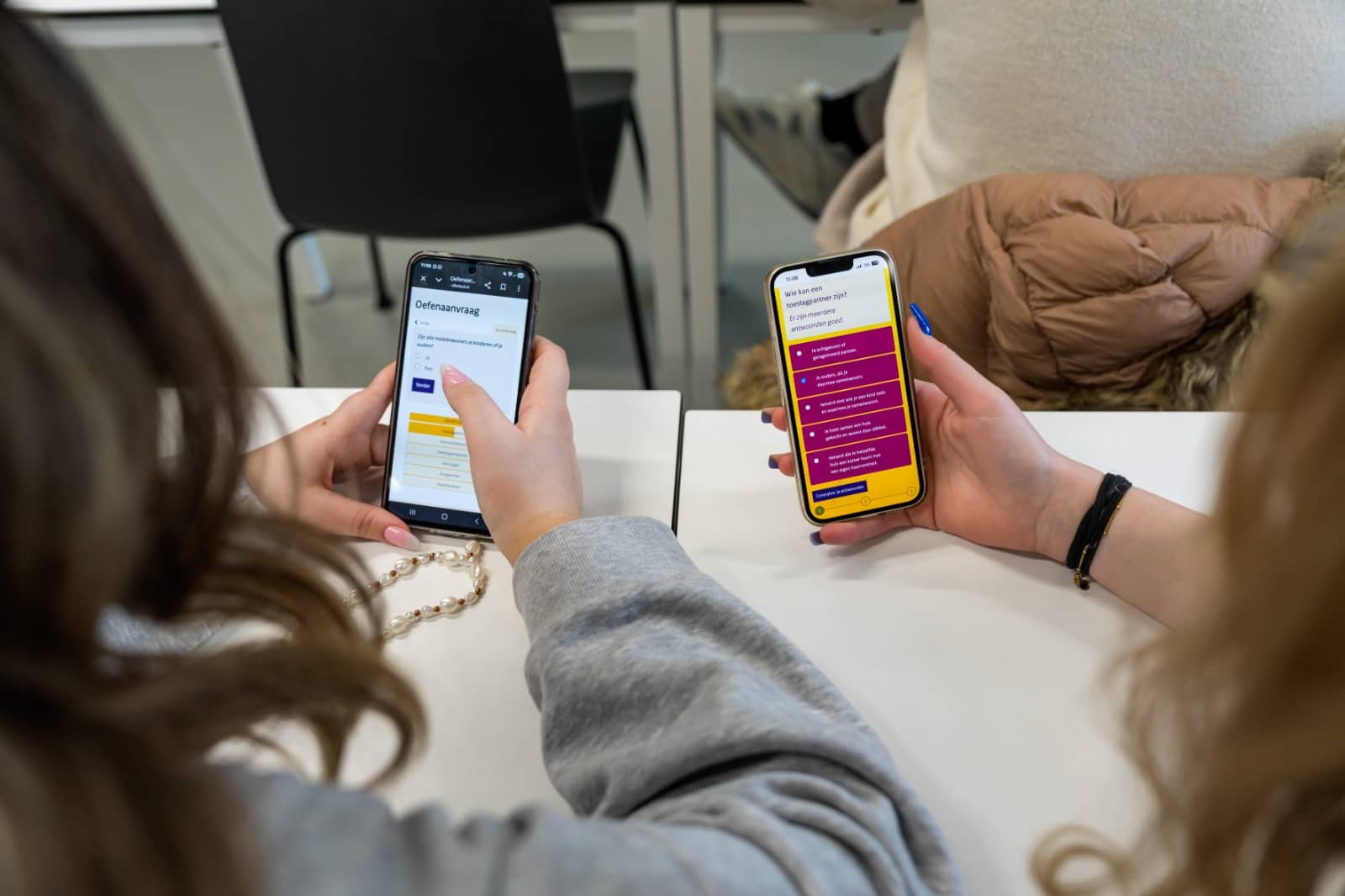 Studenten zijn bezig met de Oefentool